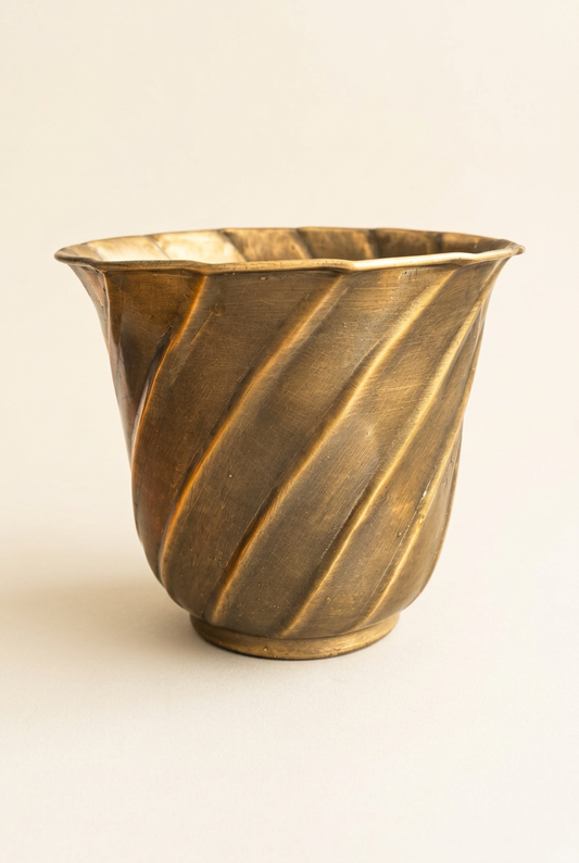  Vintage brass planter with spiral-fluted sides, a softly scalloped rim, and warm golden-brown patina.